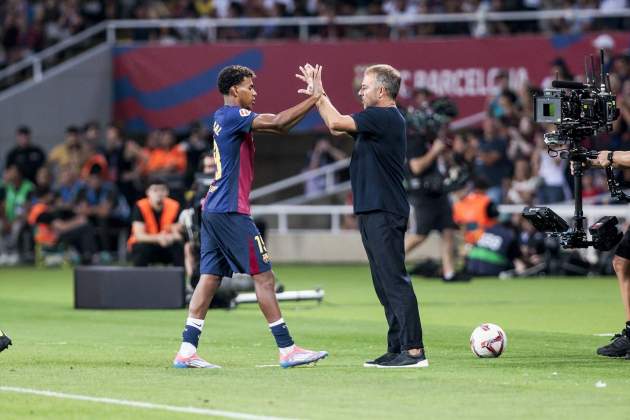 Lamine Yamal i Hansi Flick se saluden durant un partit del Barça / Foto: Europa Press Lamine Yamal i Hansi Flick se saluden durant un partit del Barça / Foto: Europa Press