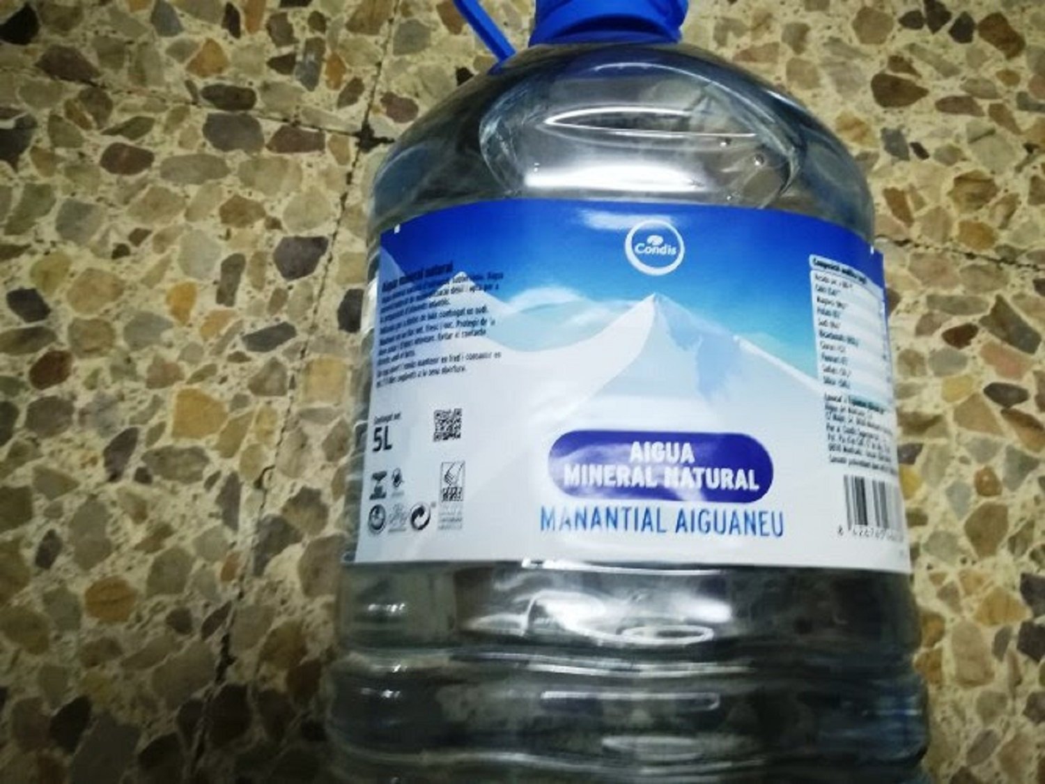 Retiran agua embotellada Condis por irritaciones digestivas