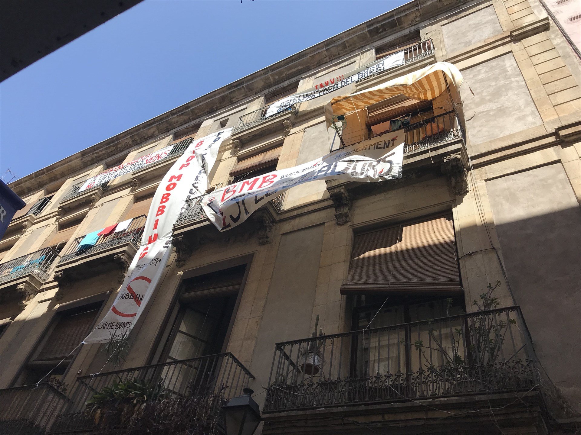 Ofensiva de Barcelona contra el mobbing inmobiliario de los fondos buitre