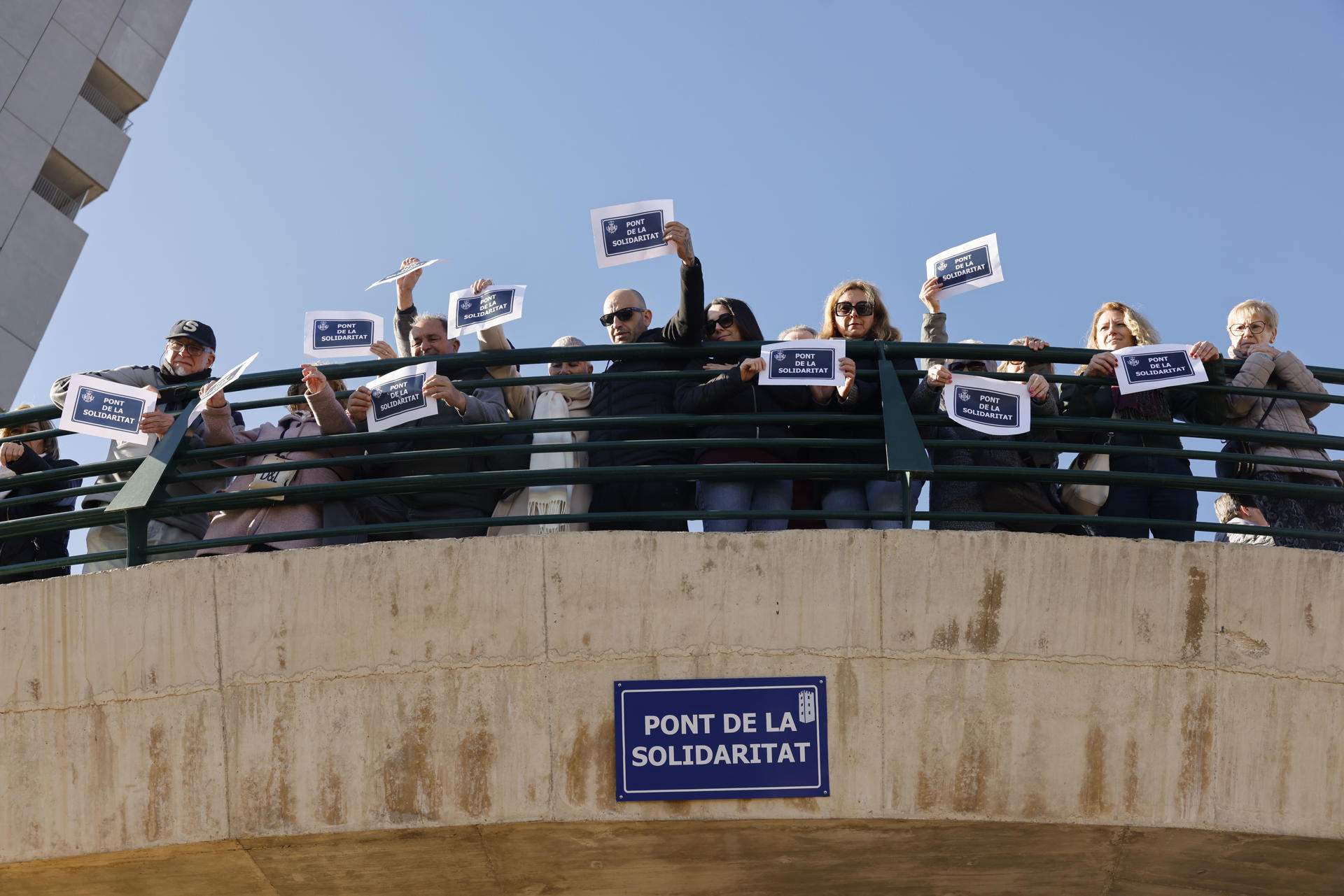Vecinos de la Torre bautizan el 'Puente de la Solidaridad' en un homenaje a las víctimas de la DANA