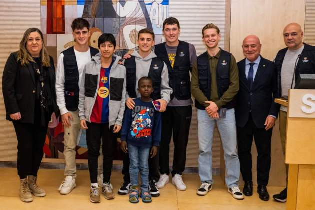 Pau Víctor Gavi Christensen Frenkie de Jong visita hospitals Barça / Foto: FC Barcelona Pau Víctor Gavi Christensen Frenkie de Jong visita hospitals Barça / Foto: FC Barcelona