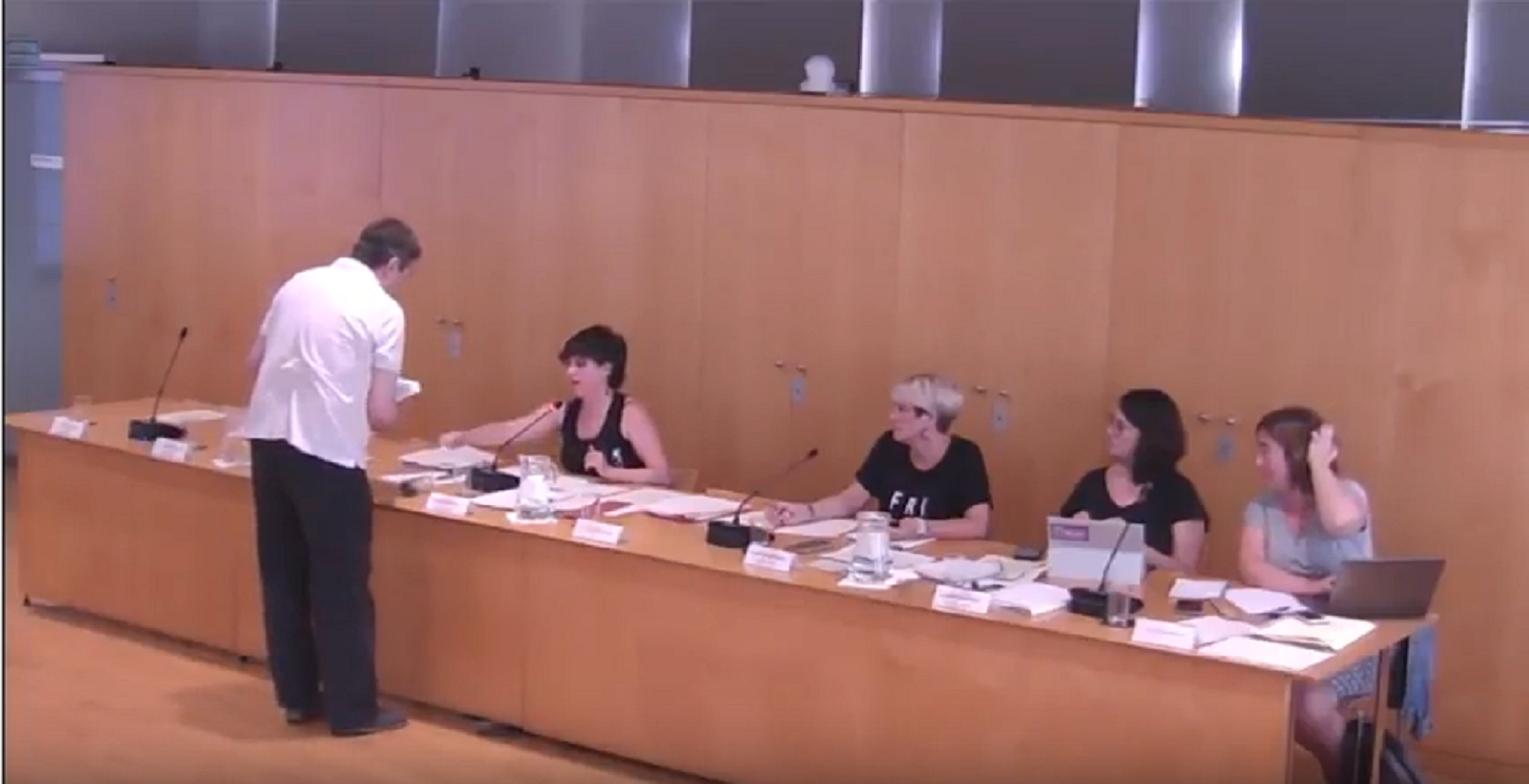 El fastigós regal d'un veí a la regidora Gala Pin