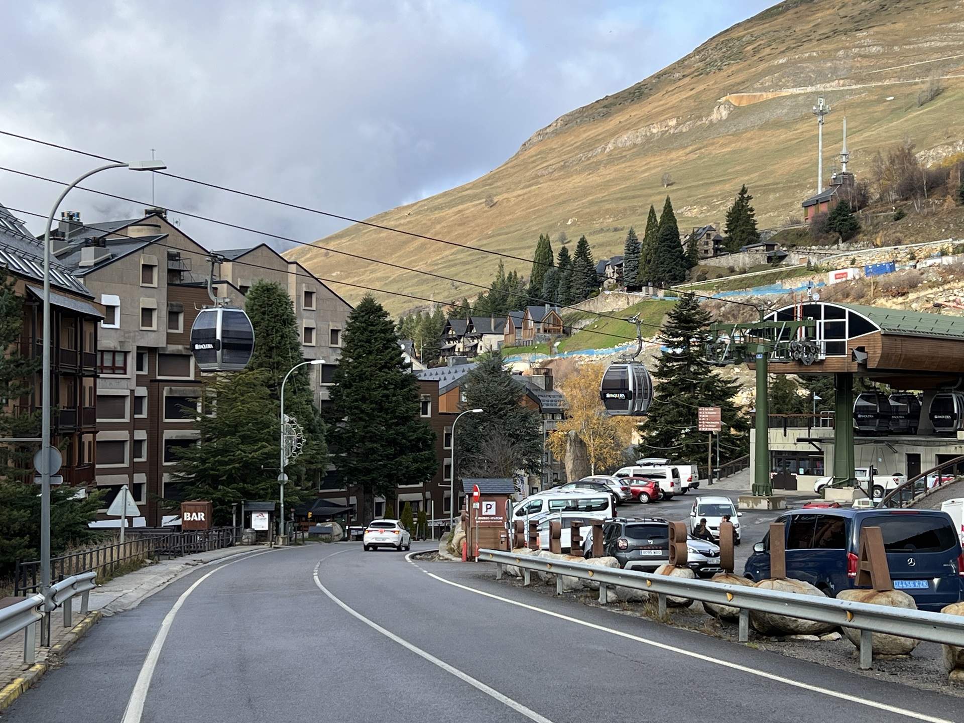 Medio Pirineu sin teléfono ni internet por el corte accidental de un cable de fibra óptica en Talarn