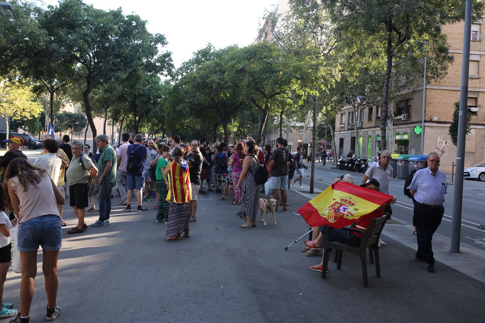 Los CDR se concentran delante de la comisaría de La Verneda contra la agresión a Borràs