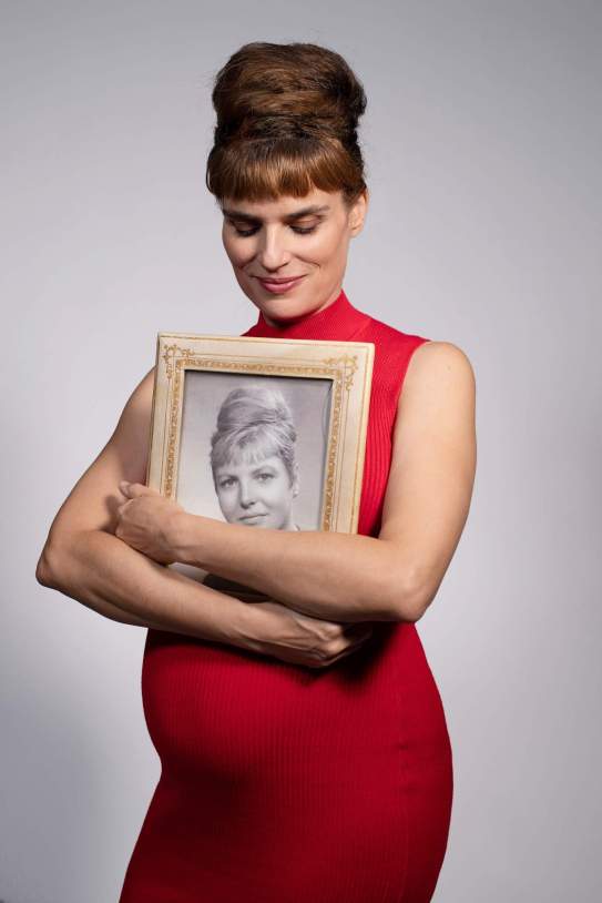 Foto 2. Lara Díez Quintanilla caracterizada y con un retrato de su abuela Mary. Foto de Noemí Elias Bascuñana Foto 2. Lara Díez Quintanilla caracterizada y con un retrato de su abuela Mary. Foto de Noemí Elias Bascuñana