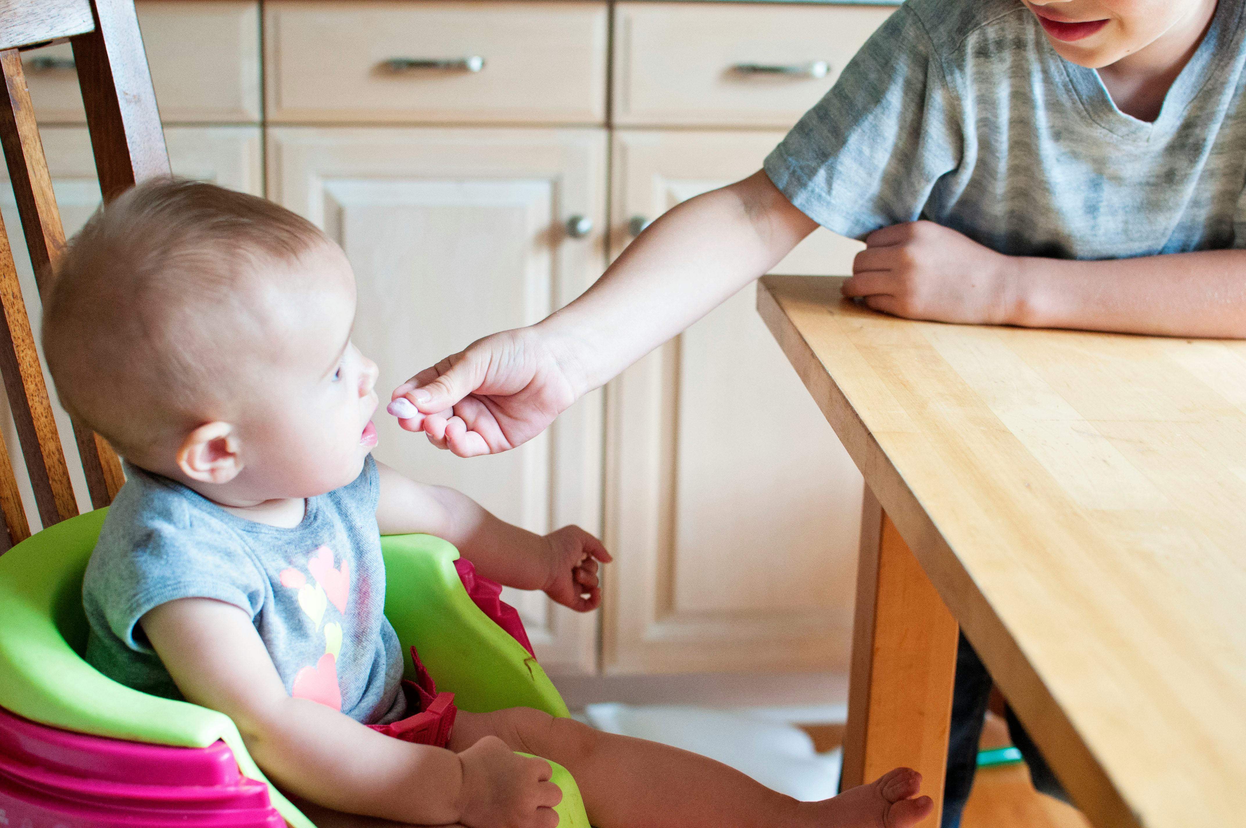 Alerta de los pediatras: eso es lo que hay que hacer cuando un niño se atraganta