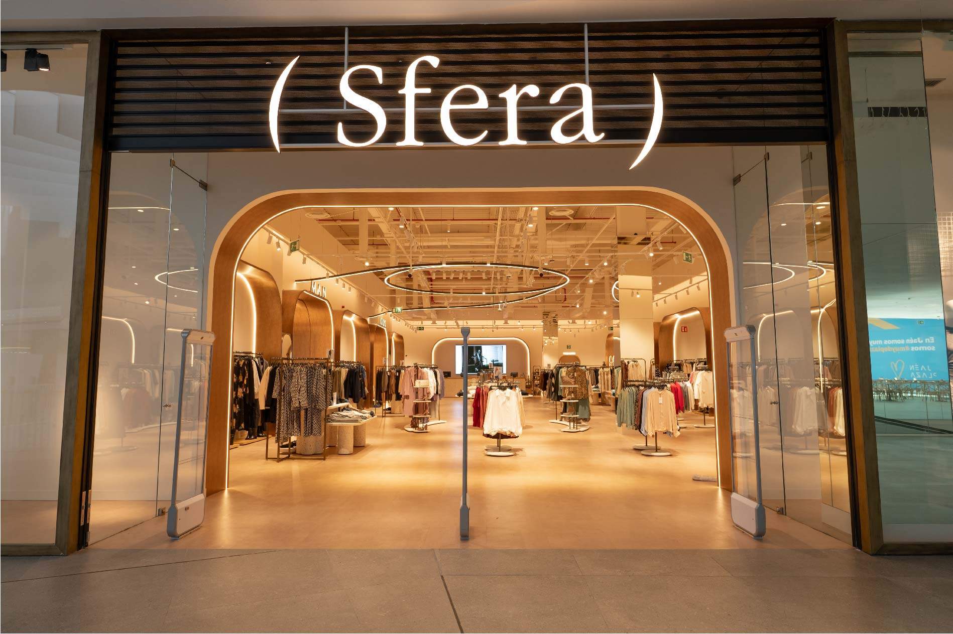 El jersey de Sfera que triunfa por su manga corta y su corte limpio: pura elegancia funcional