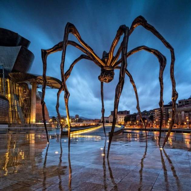 Bilbao. Museo Guggenheim. Fachada del museo y escultura de la araña. Font Pinterest (1) Bilbao. Museo Guggenheim. Fachada del museo y escultura de la araña. Font Pinterest (1)
