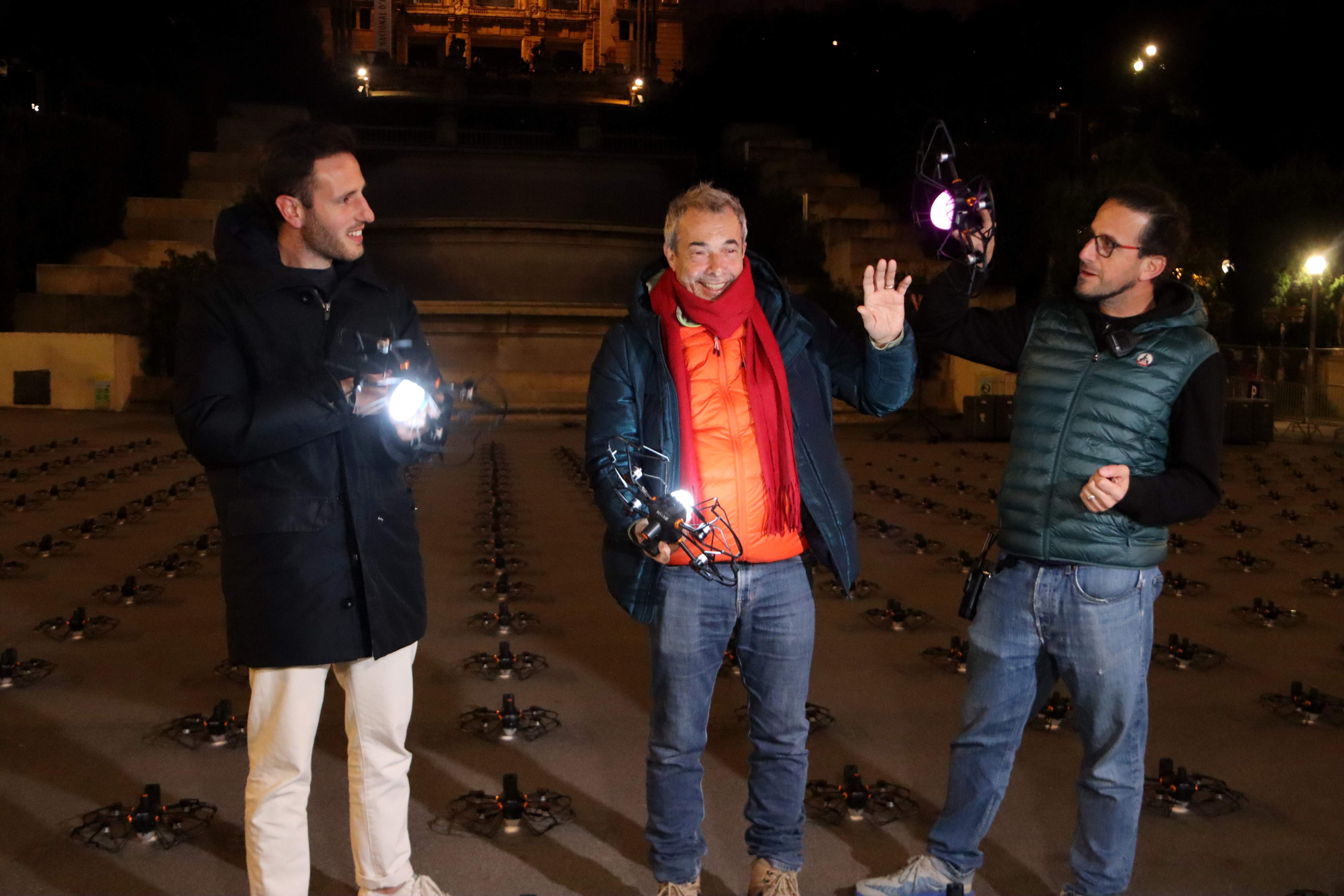 Todo a punto para la fiesta de Nochevieja en la avenida Maria Cristina de Barcelona