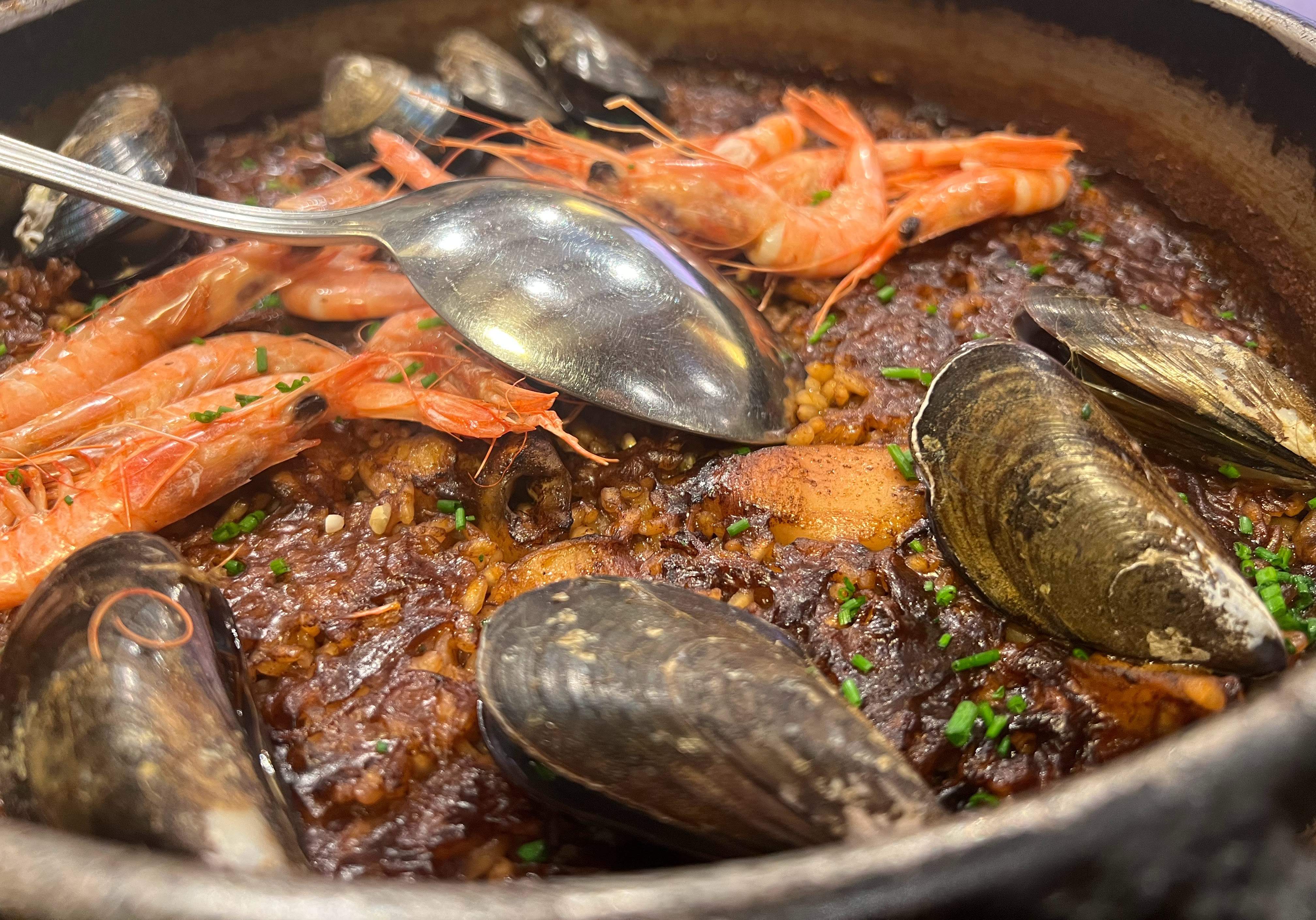 Uno de los pocos restaurantes de la Barceloneta donde los catalanes vamos a comer paella