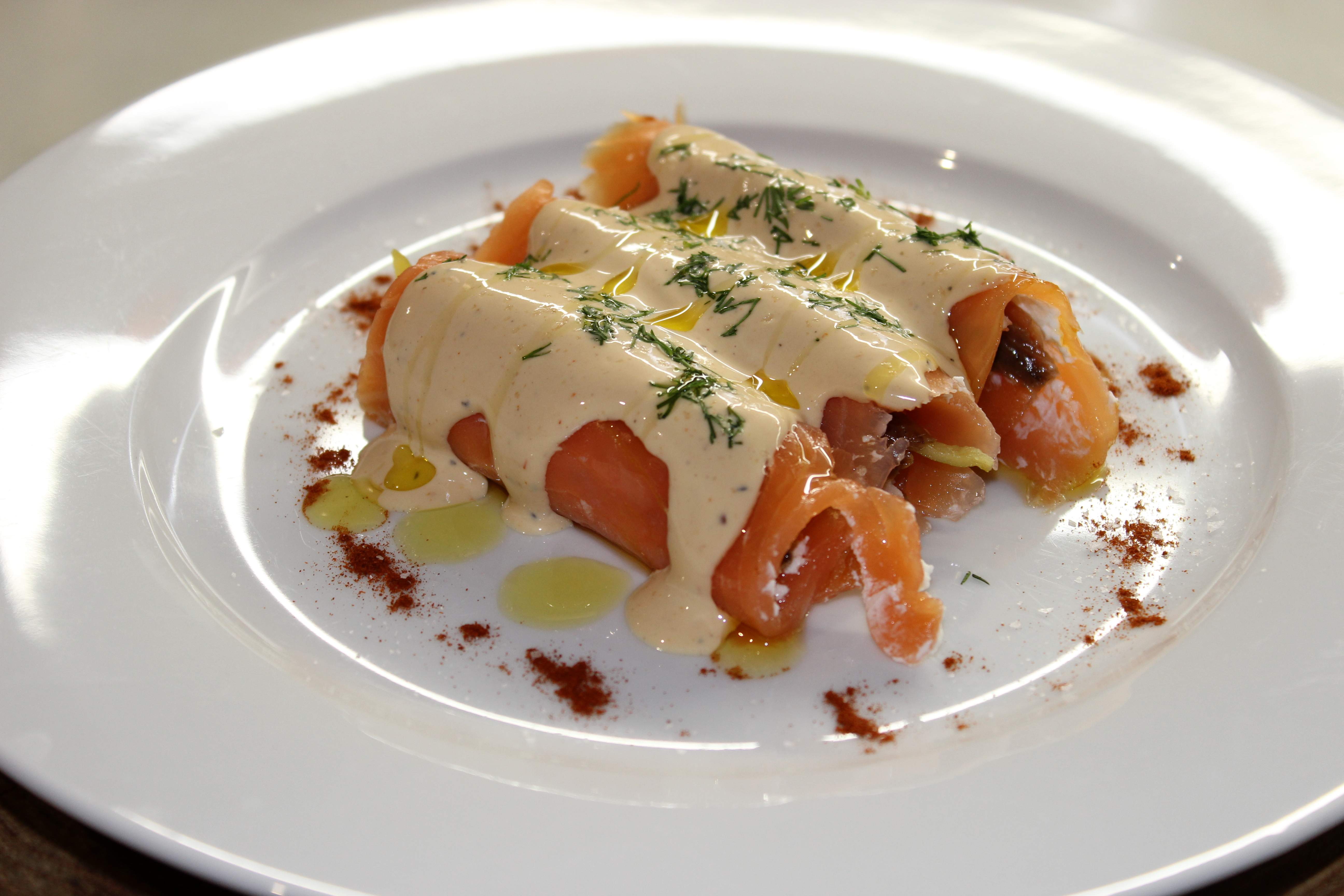 Canelons Freds De Salm Fumat Amb Gamba Salada Formatge I Anxoves Canelons Freds De Salm Fumat Amb Gamba Salada Formatge I Anxoves