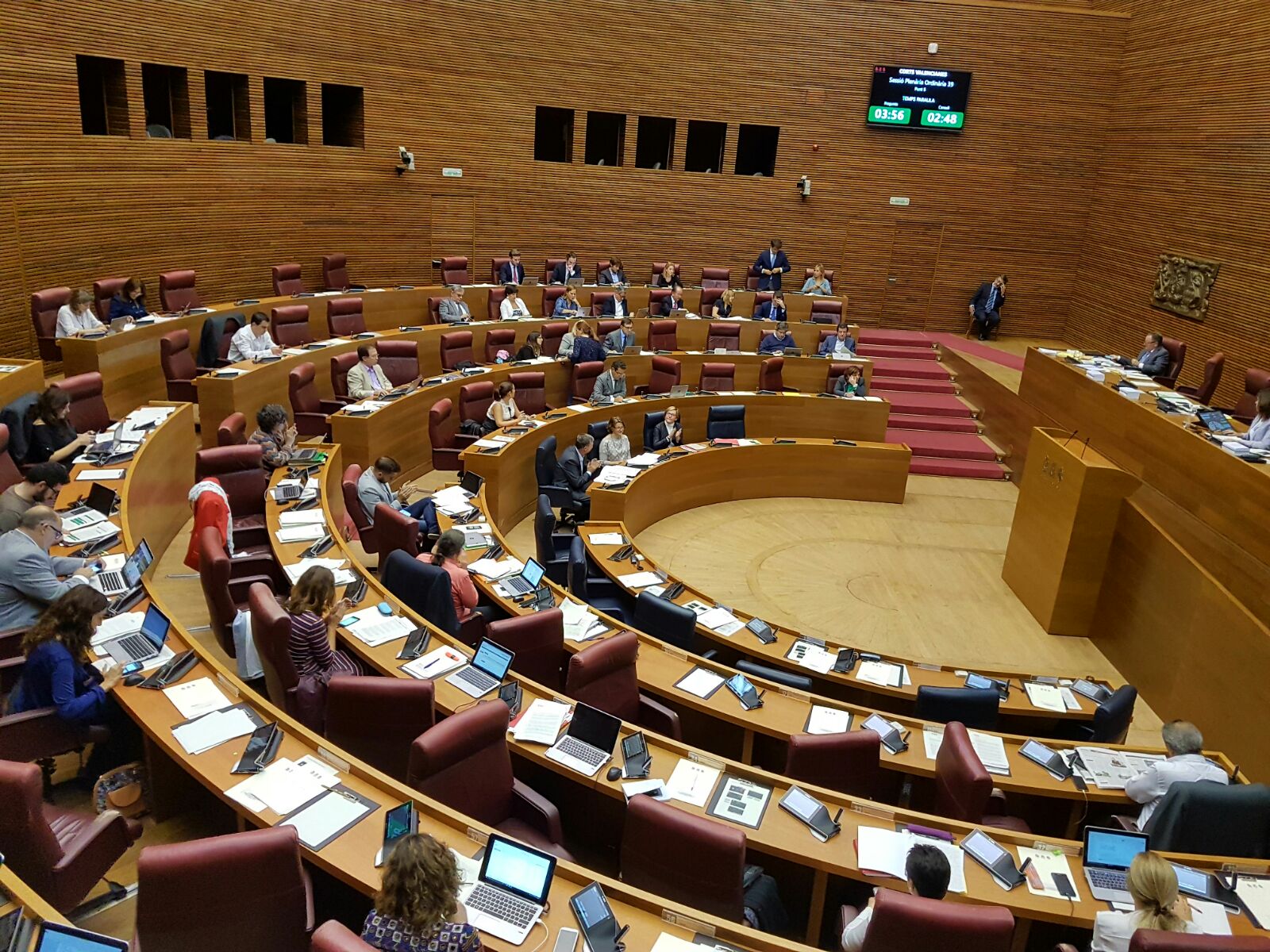 La justicia recorta el uso del valenciano en la Administración