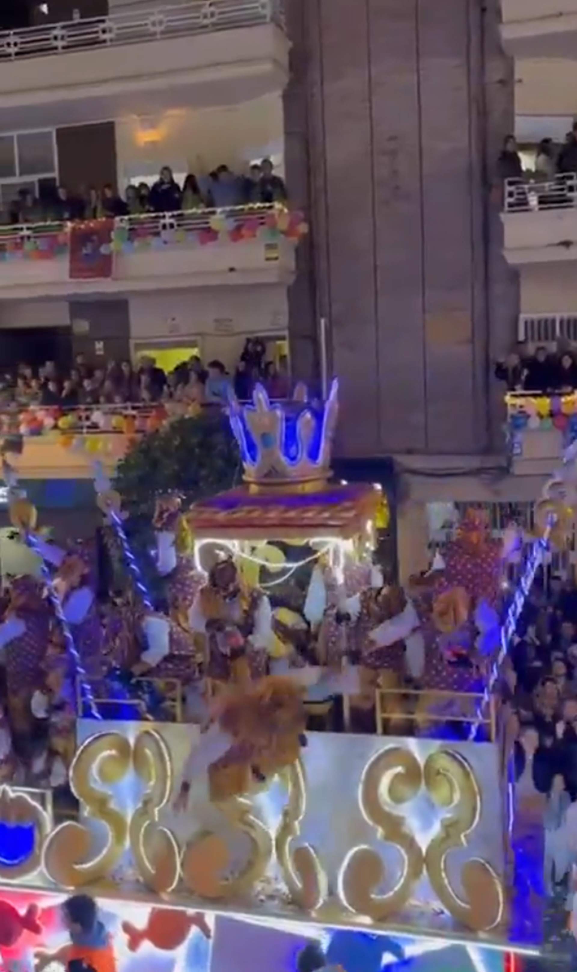 Uno de los pajes del rey Baltasar se cae de la carroza durante la cabalgata de Sevilla