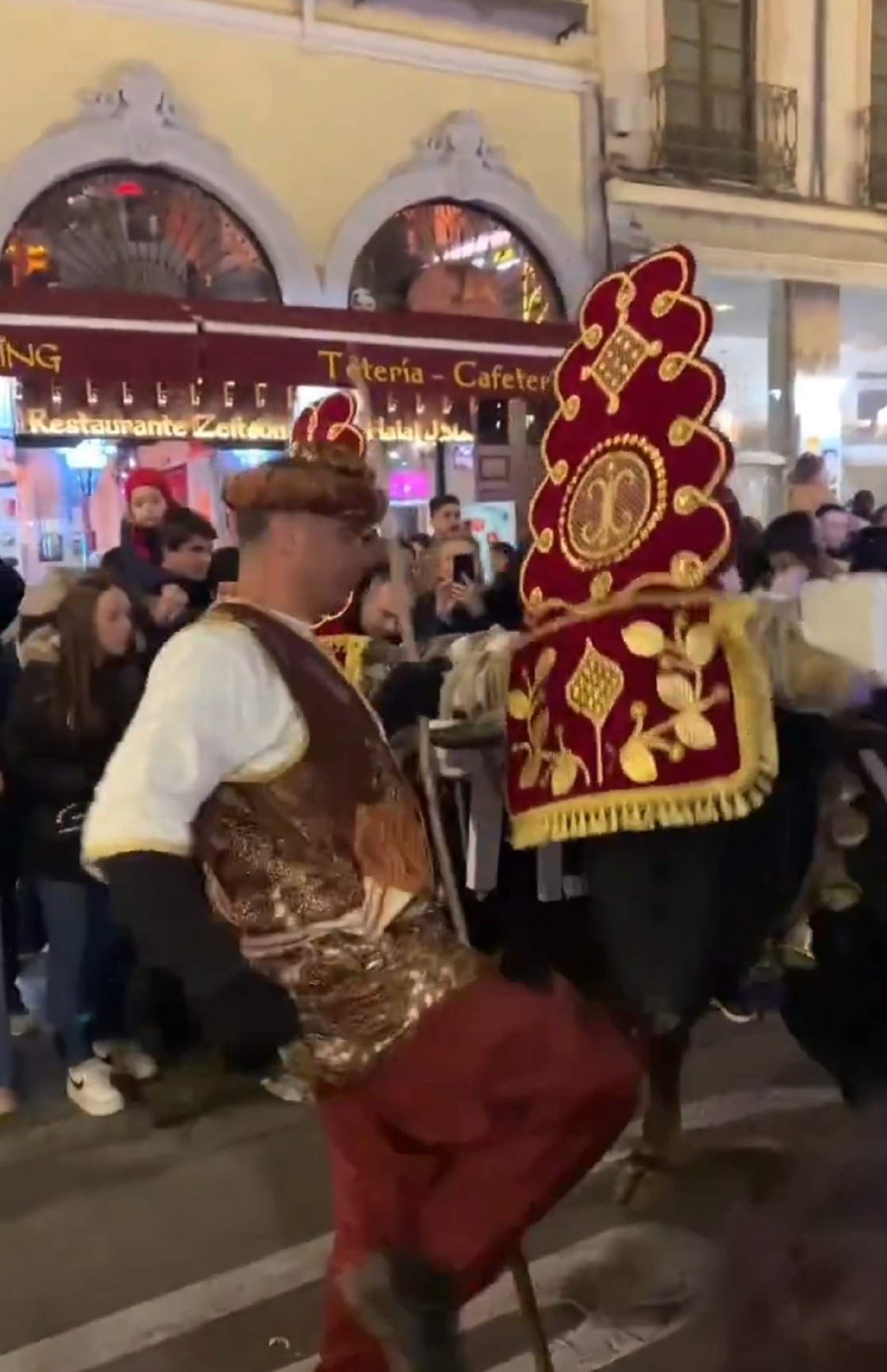 Indignació i denúncies per l'agressió a un bou durant la cavalcada de Granada