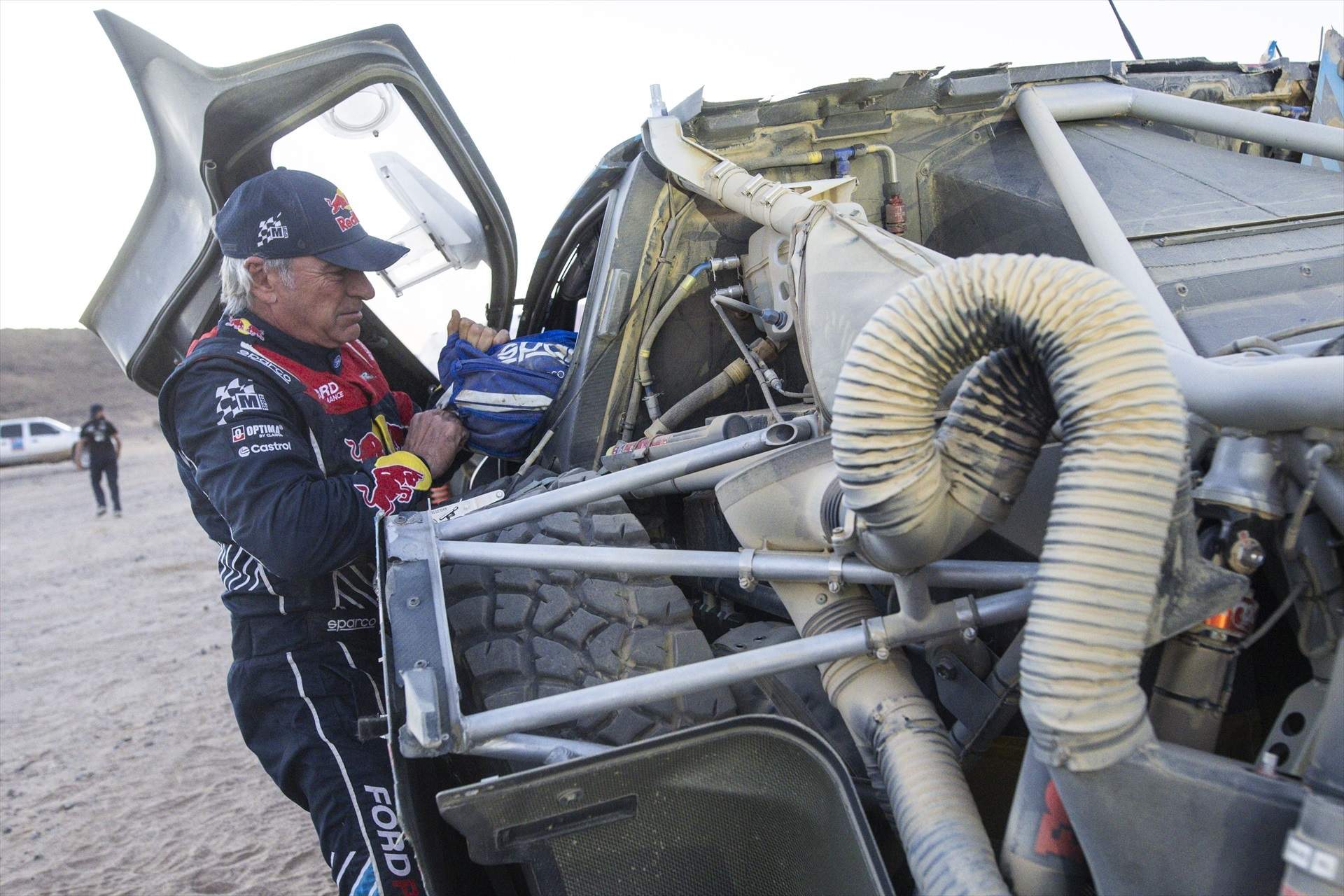 Carlos Sainz abandona el Dakar 2025 por razones de seguridad