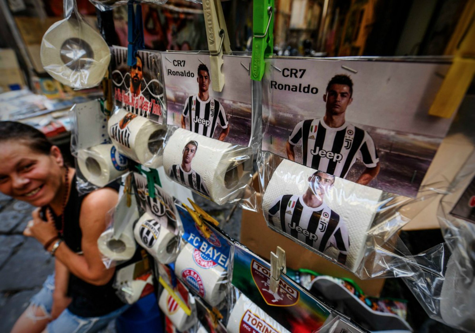 Nápoles convierte la foto de Cristiano Ronaldo en papel higiénico