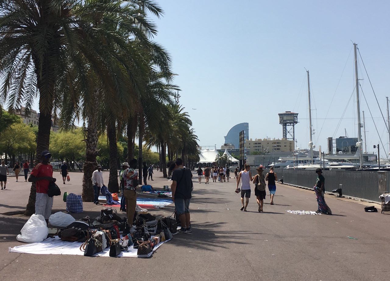 El Port de Barcelona destrueix 2,6 tones de productes de venda ambulant