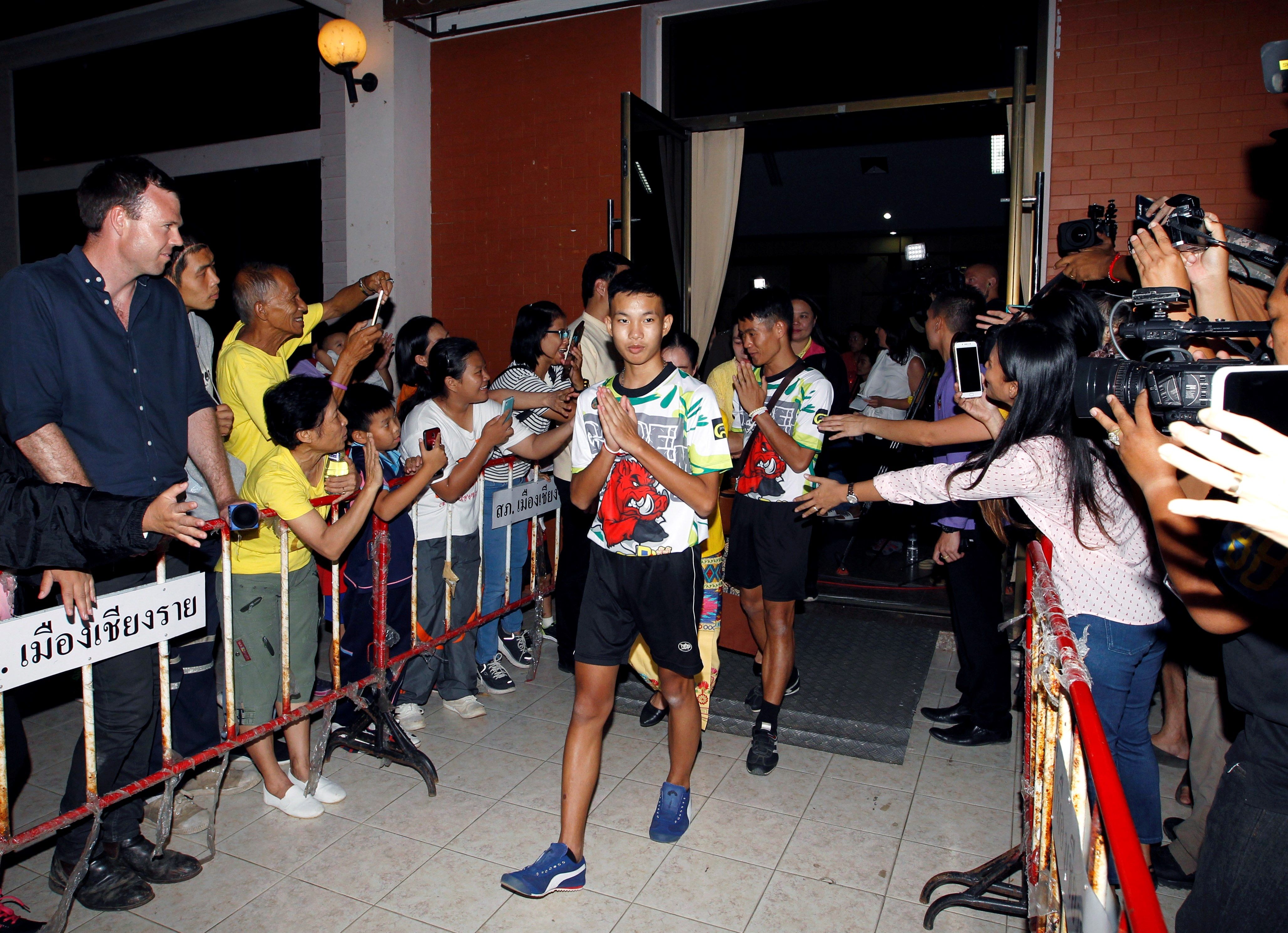 Els 12 nens i l'entrenador rescatats a Tailàndia  surten de l'hospital