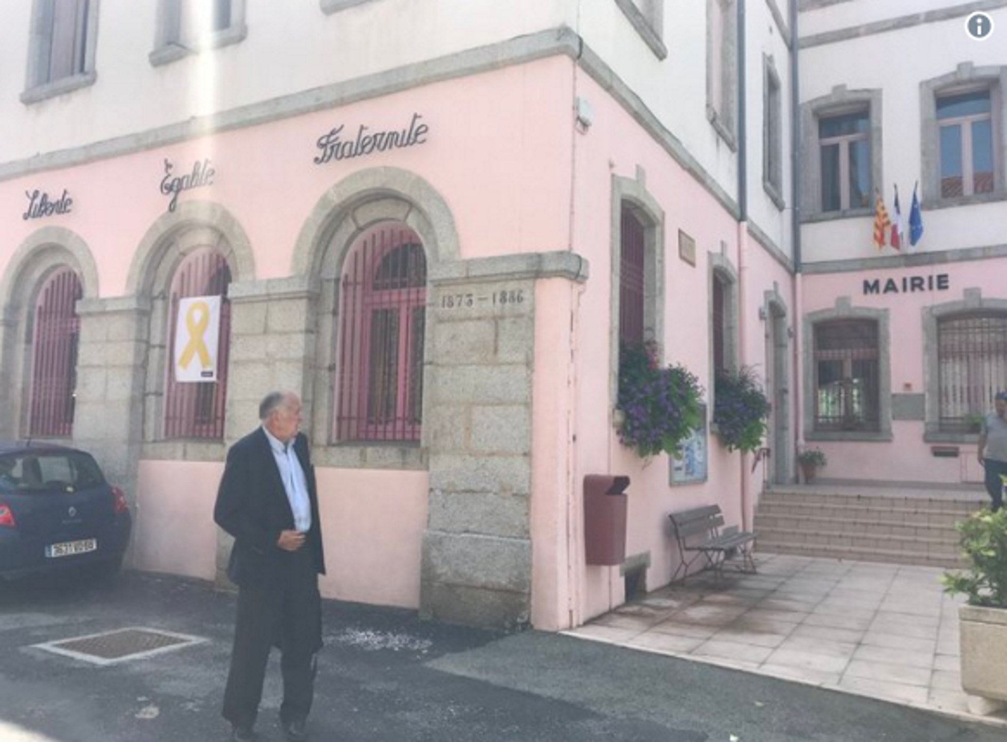 El llaç groc d'un ajuntament nord-català