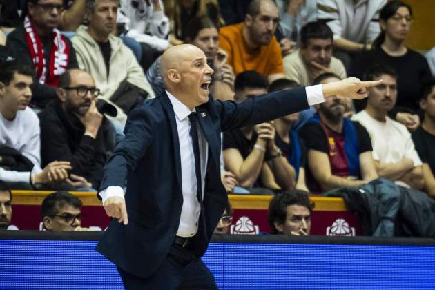 Joan Peñarroya, desesperat durant un partit del Barça de bàsquet / Foto: EFE Joan Peñarroya, desesperat durant un partit del Barça de bàsquet / Foto: EFE