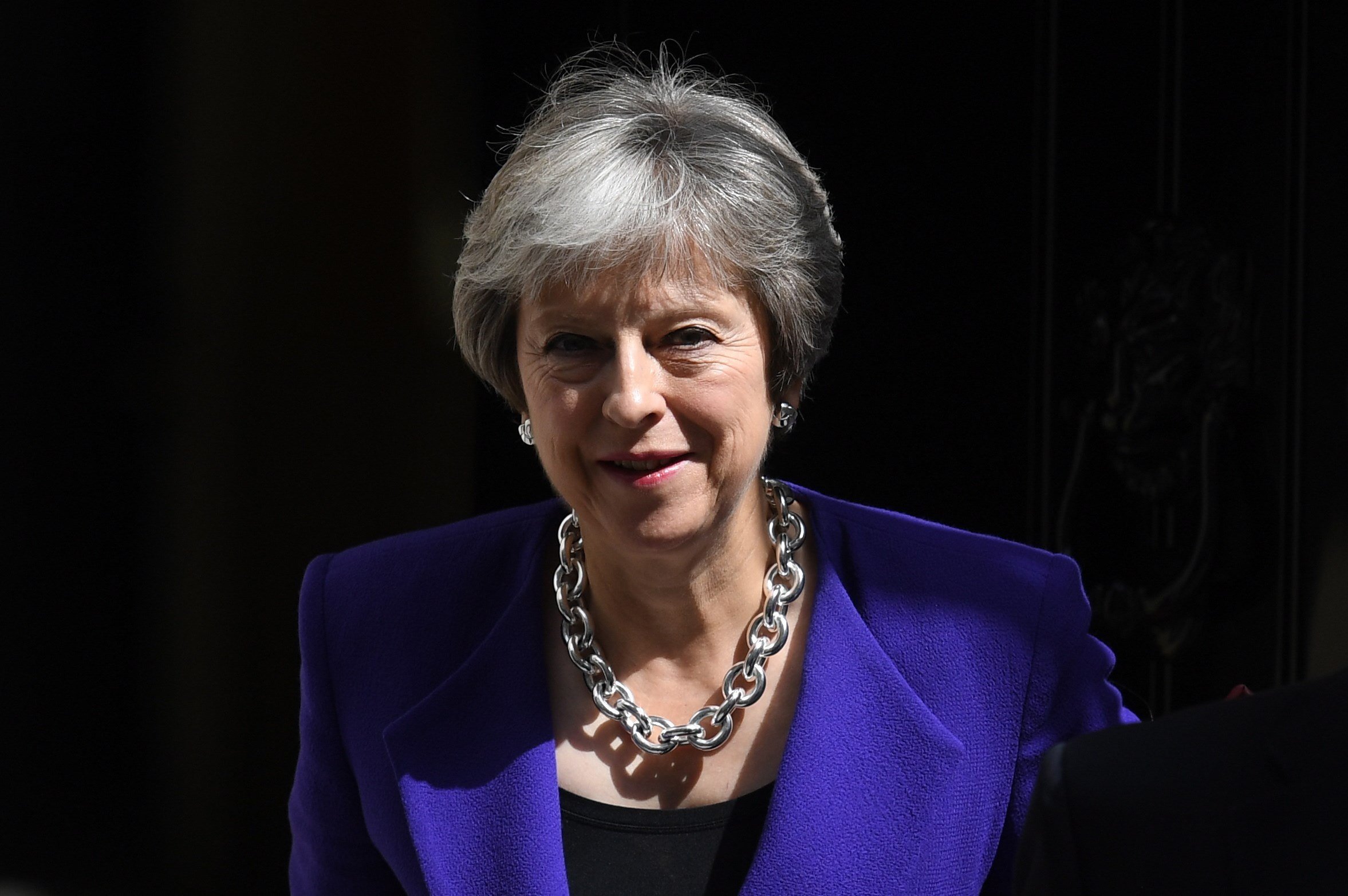 May tranquiliza al ala dura: "Brexit sigue significando Brexit"