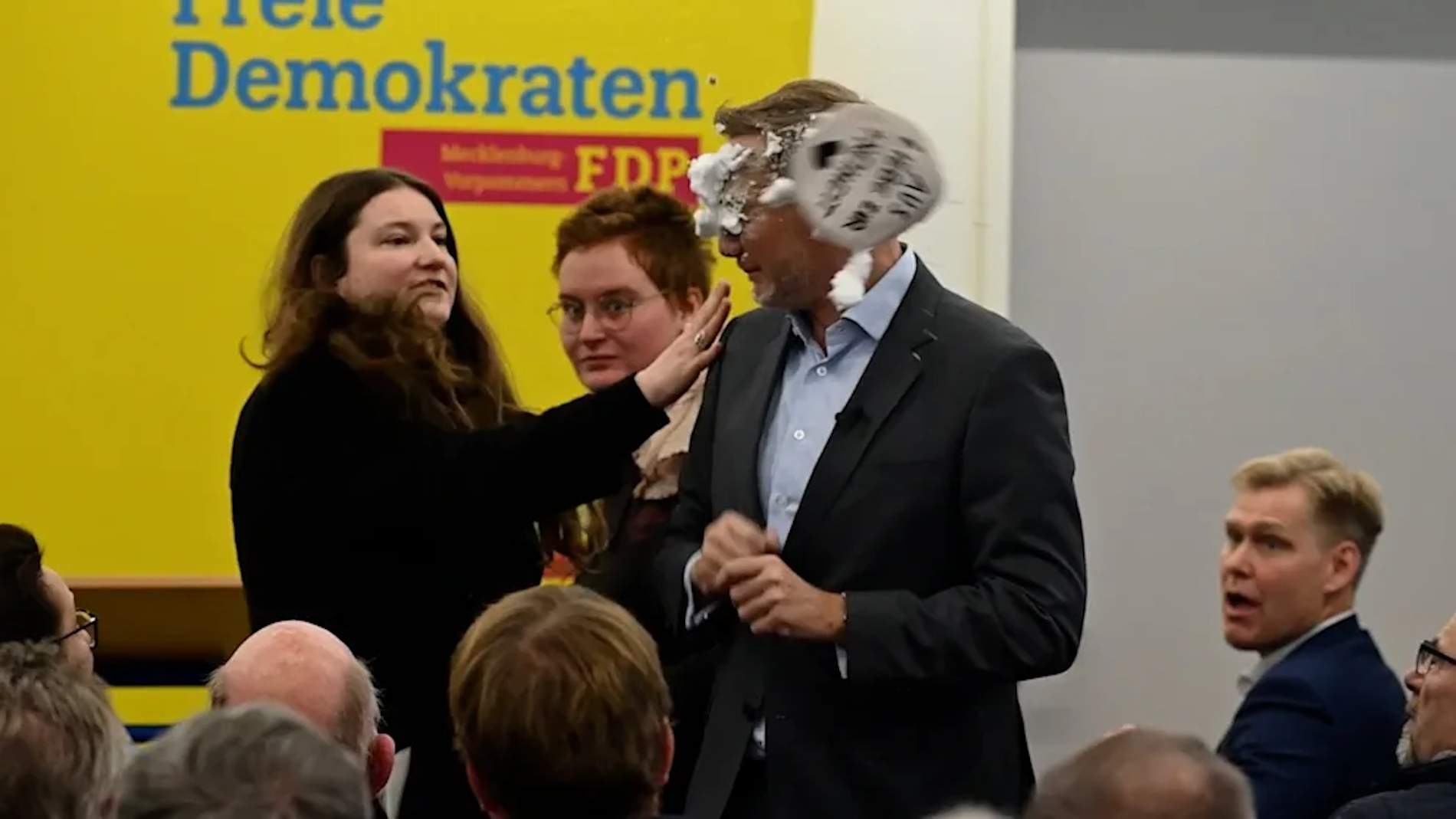 El exministro de Finanzas de Alemania, Christian Lindner, atacado con un pastel en plena campaña electoral