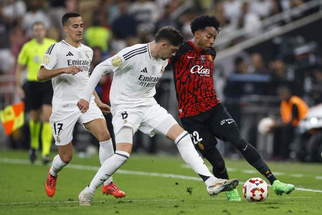 Fede Valverde defensa una pilota durant el Reial Madrid - Mallorca / Foto: EFE Fede Valverde defensa una pilota durant el Reial Madrid - Mallorca / Foto: EFE