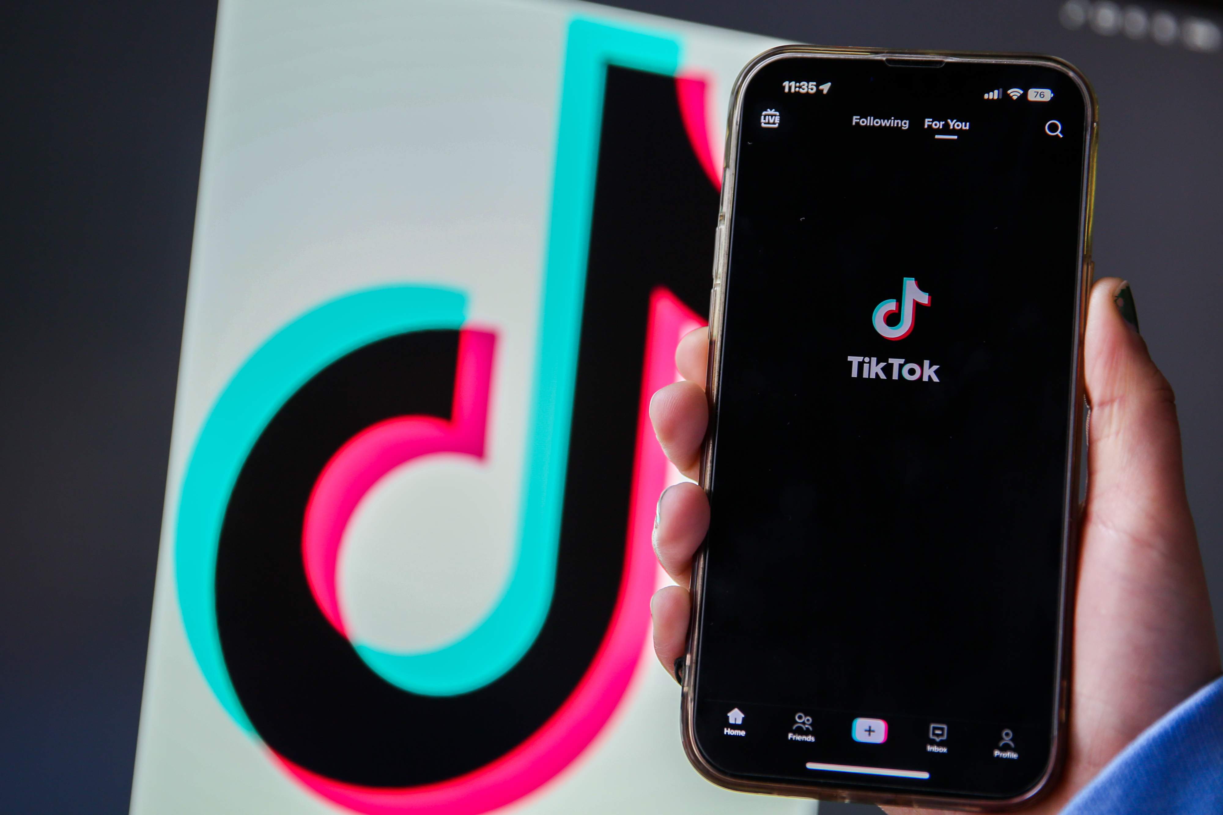 Una moderadora de TikTok denuncia la empresa barcelonesa donde trabaja por daño psicológico
