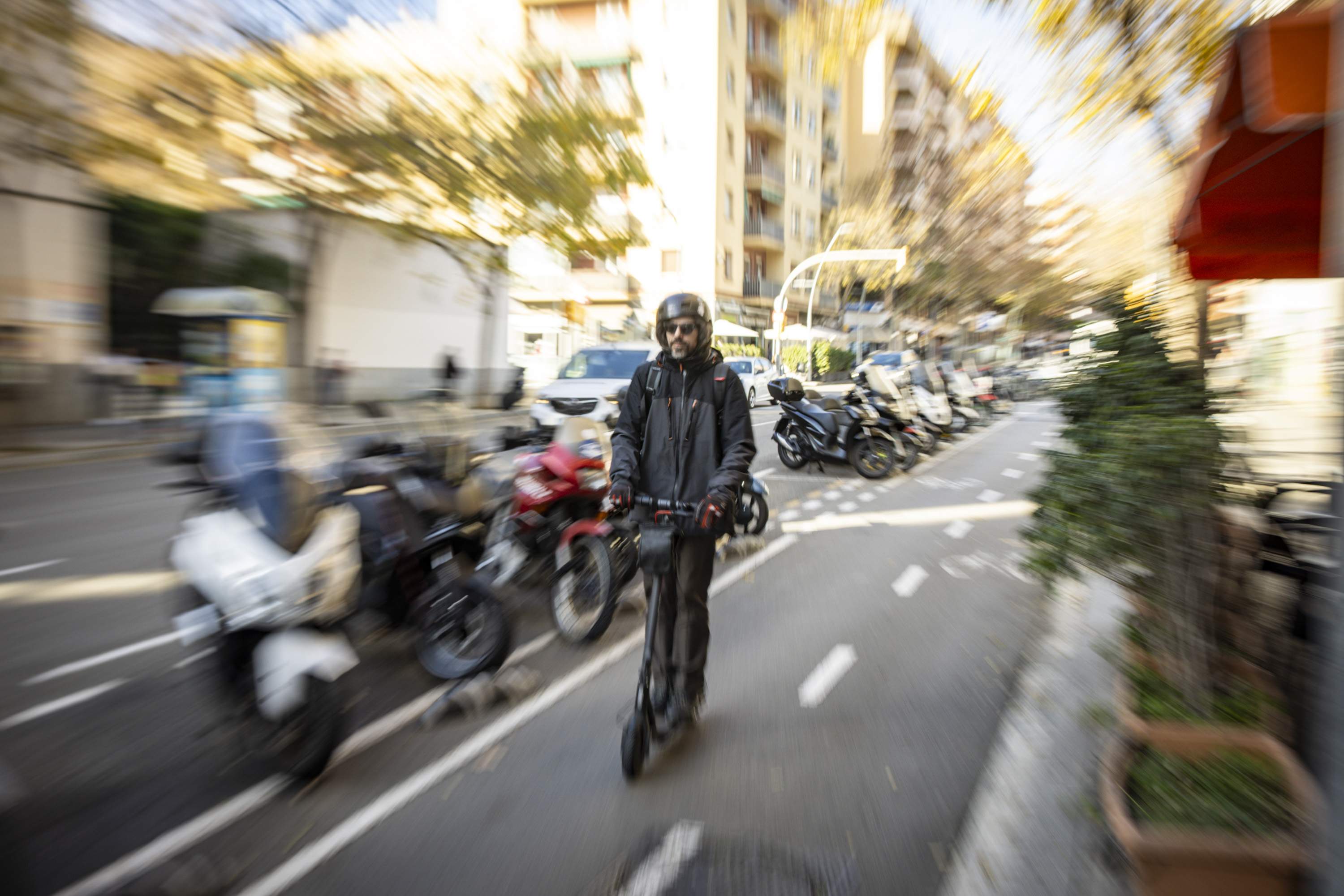 Un de cada quatre usuaris de patinet a Barcelona no respecta semàfors ni passos de vianants