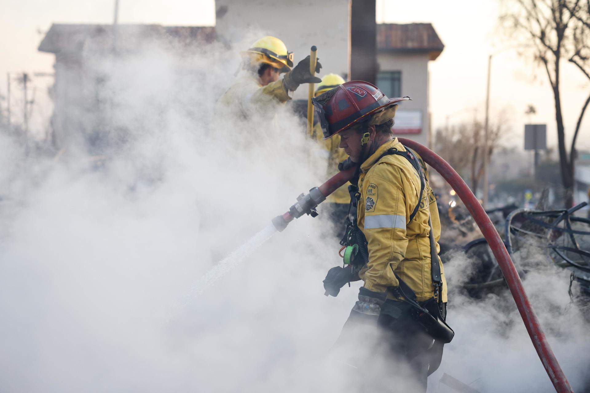 Sube a 13 el número de muertos por los incendios en Los Ángeles mientras la ciudad se blinda por el pillaje