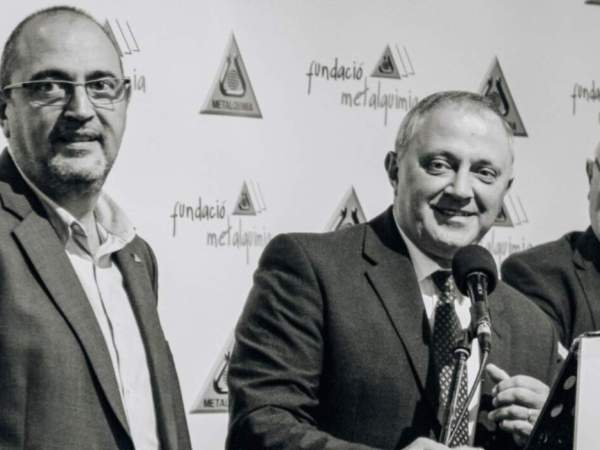 El fundador de Metalquimia, Narcís Lagares (derecha), con sus hijos y directivos del grupo, Narcís (izquierda) y Josep Lagares (en el centro de la imagen) El fundador de Metalquimia, Narcís Lagares (derecha), con sus hijos y directivos del grupo, Narcís (izquierda) y Josep Lagares (en el centro de la imagen)