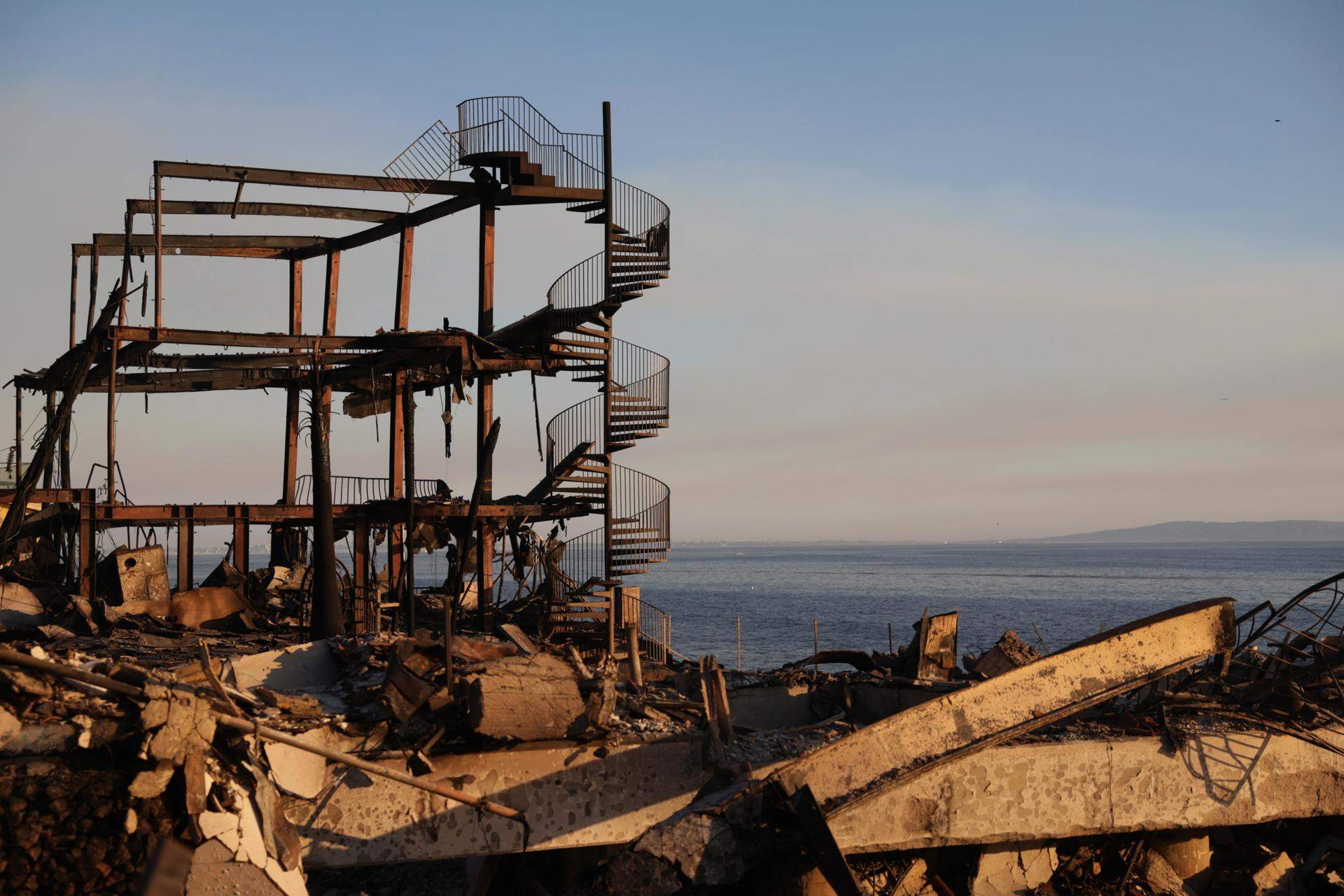 El número de muertos en el incendio de Los Ángeles se eleva a 16 personas y hay 13 desaparecidos