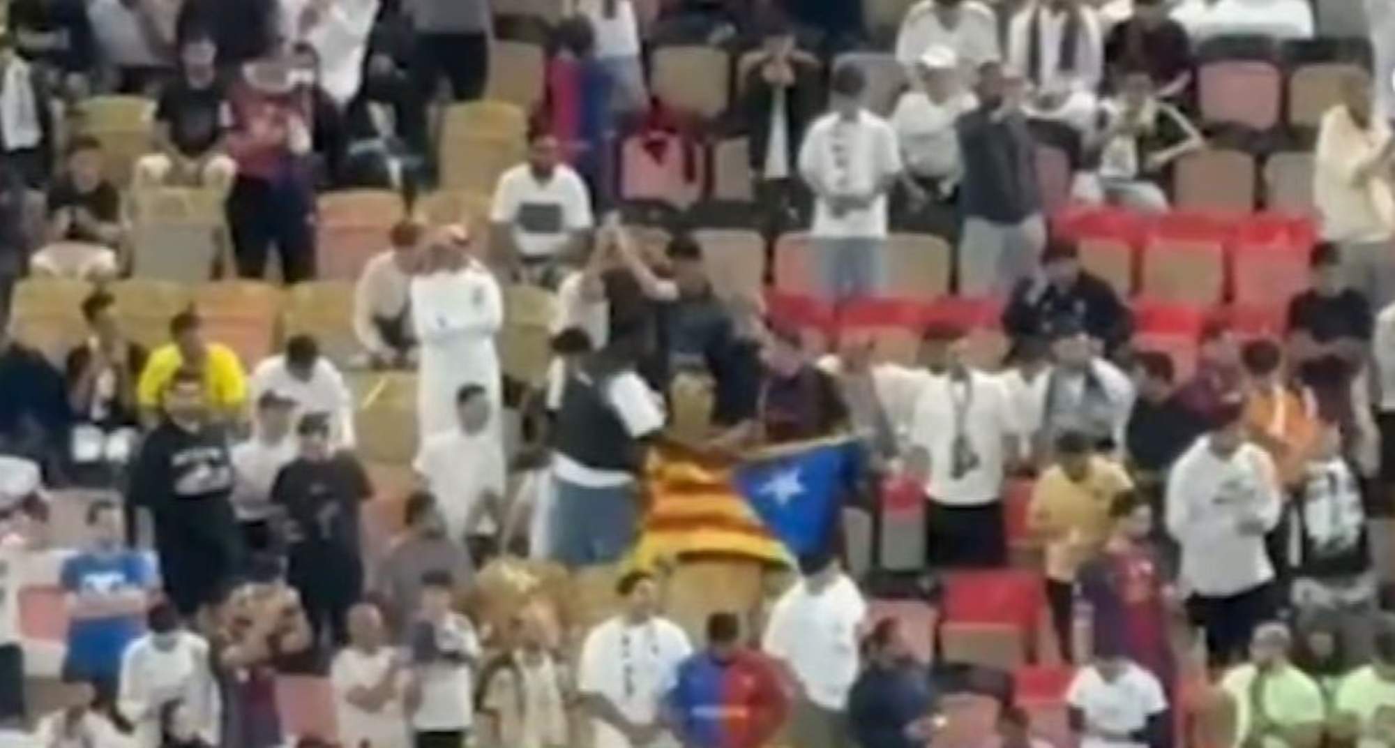 Requisen una estelada a un aficionat del Barça durant la final de la Supercopa d'Espanya