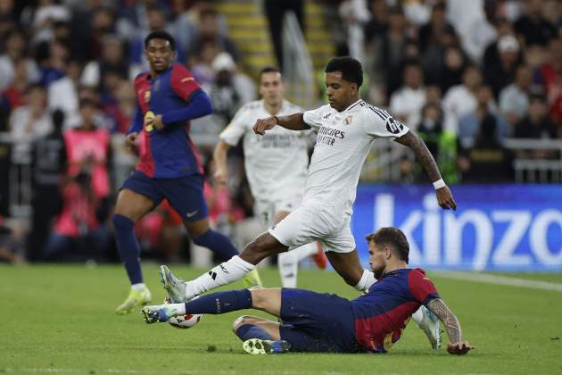 Rodrygo Goes Iñigo Martínez Real Madrid Barça / Foto: EFE Rodrygo Goes Iñigo Martínez Real Madrid Barça / Foto: EFE