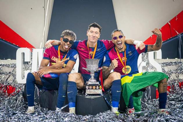 Lamine Yamal, Lewandowski i Raphinha, amb el títol de la Supercopa / Foto: FC Barcelona Lamine Yamal, Lewandowski i Raphinha, amb el títol de la Supercopa / Foto: FC Barcelona