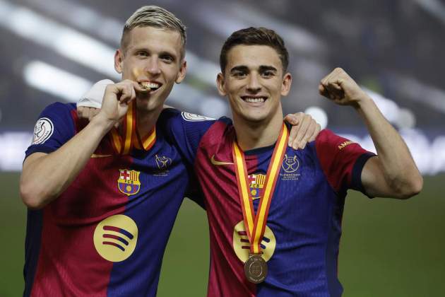 Gavi i Dani Olmo celebrin la Supercopa amb el Barça / Foto: EFE