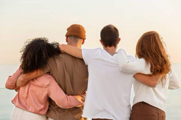 amigos divirtiendose su reunion 23 2149215801