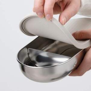 Tapa equipado con un separador de alimentos, quita y pon Tapa equipado con un separador de alimentos, quita y pon