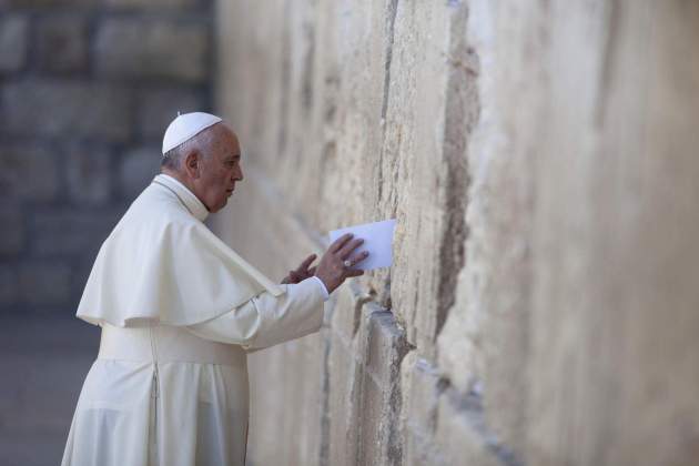 El papa Francisco en el Muro de las Lamentaciones / EFE El papa Francisco en el Muro de las Lamentaciones / EFE