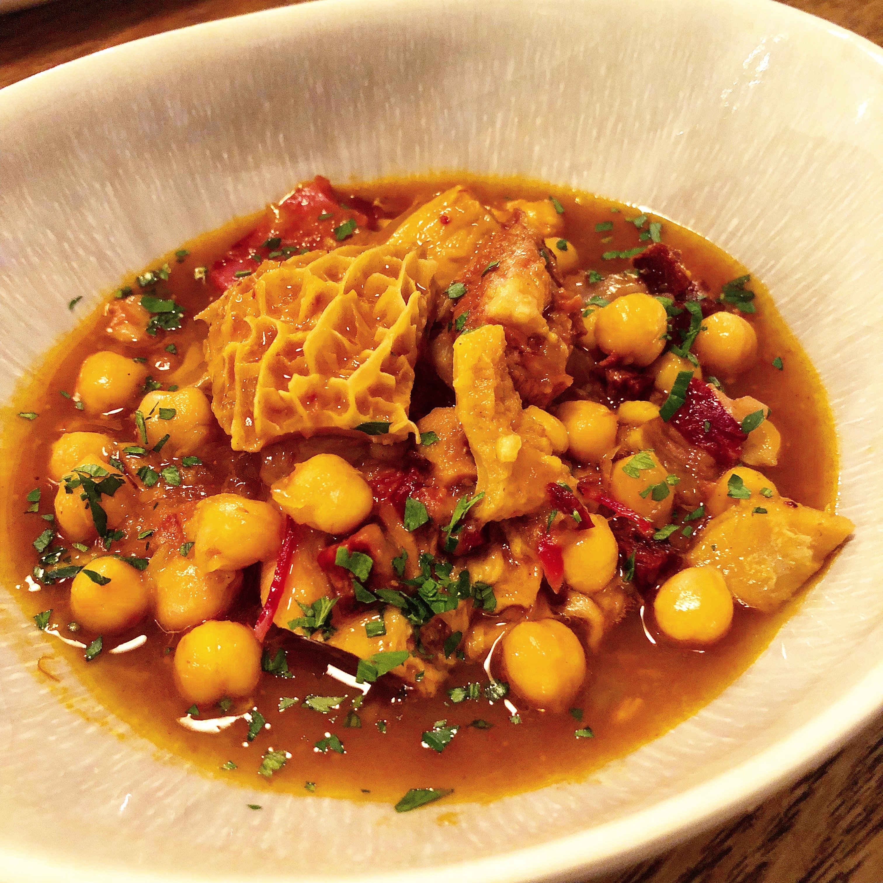 Callos con garbanzos y capipota