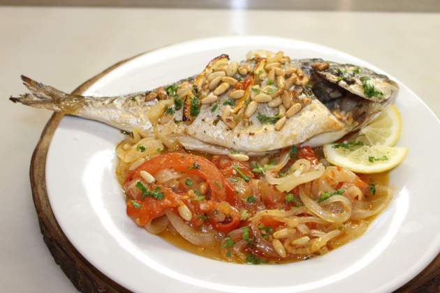Dorada al horno con piñones / Foto: Albert Vilas