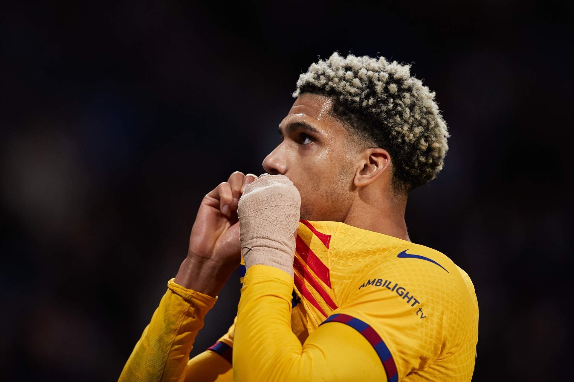 Araújo no seguirá en el Barça porque Flick tiene cerrado al nuevo central titular