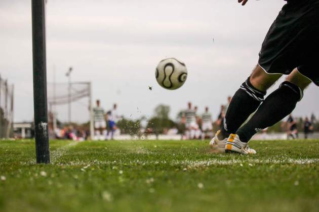 Persona jugando a fútbol. Foto: Pexels Persona jugando a fútbol. Foto: Pexels