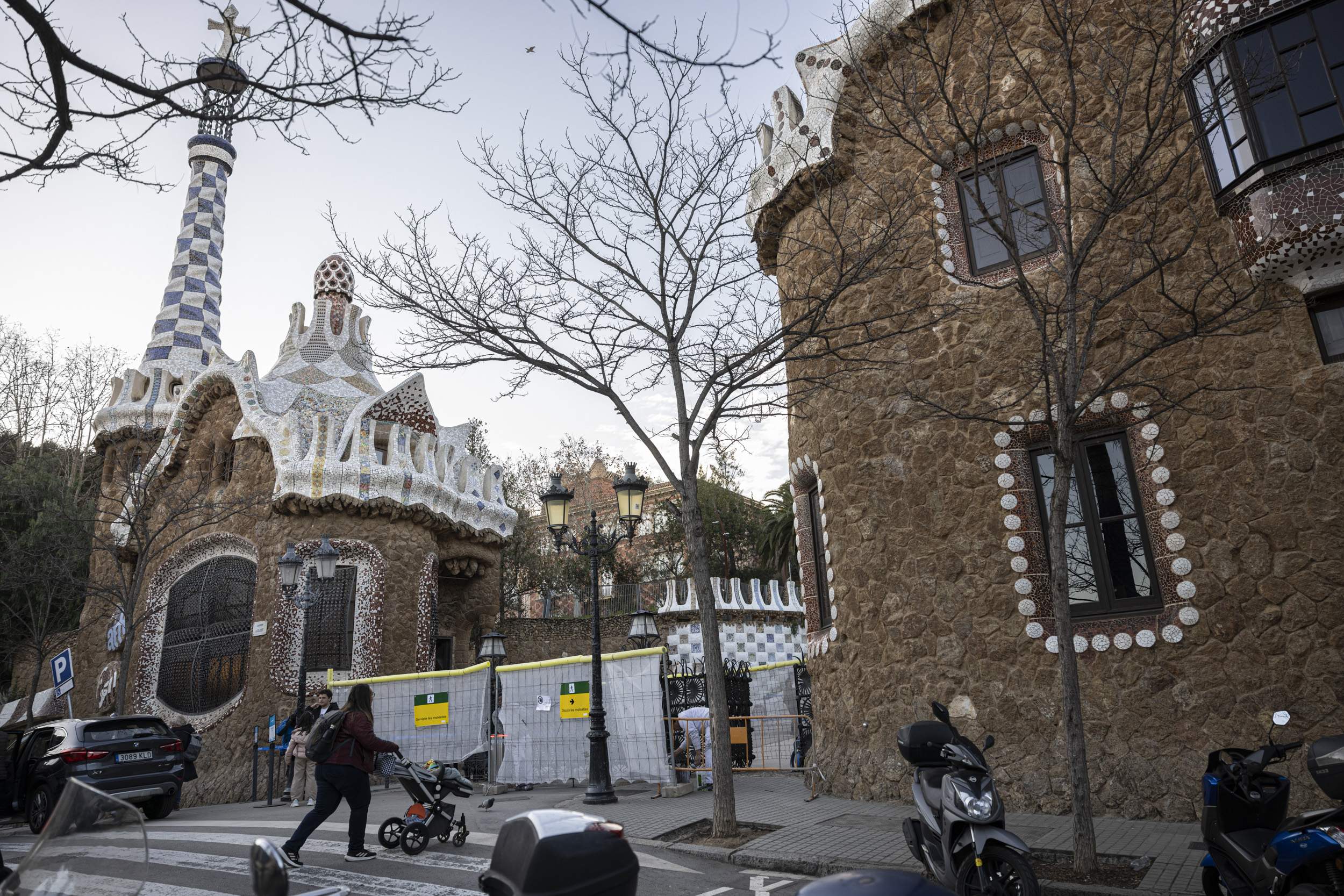 Cinc entitats veïnals de l’entorn del Park Güell planten l’Ajuntament per voler reunir-los per separat