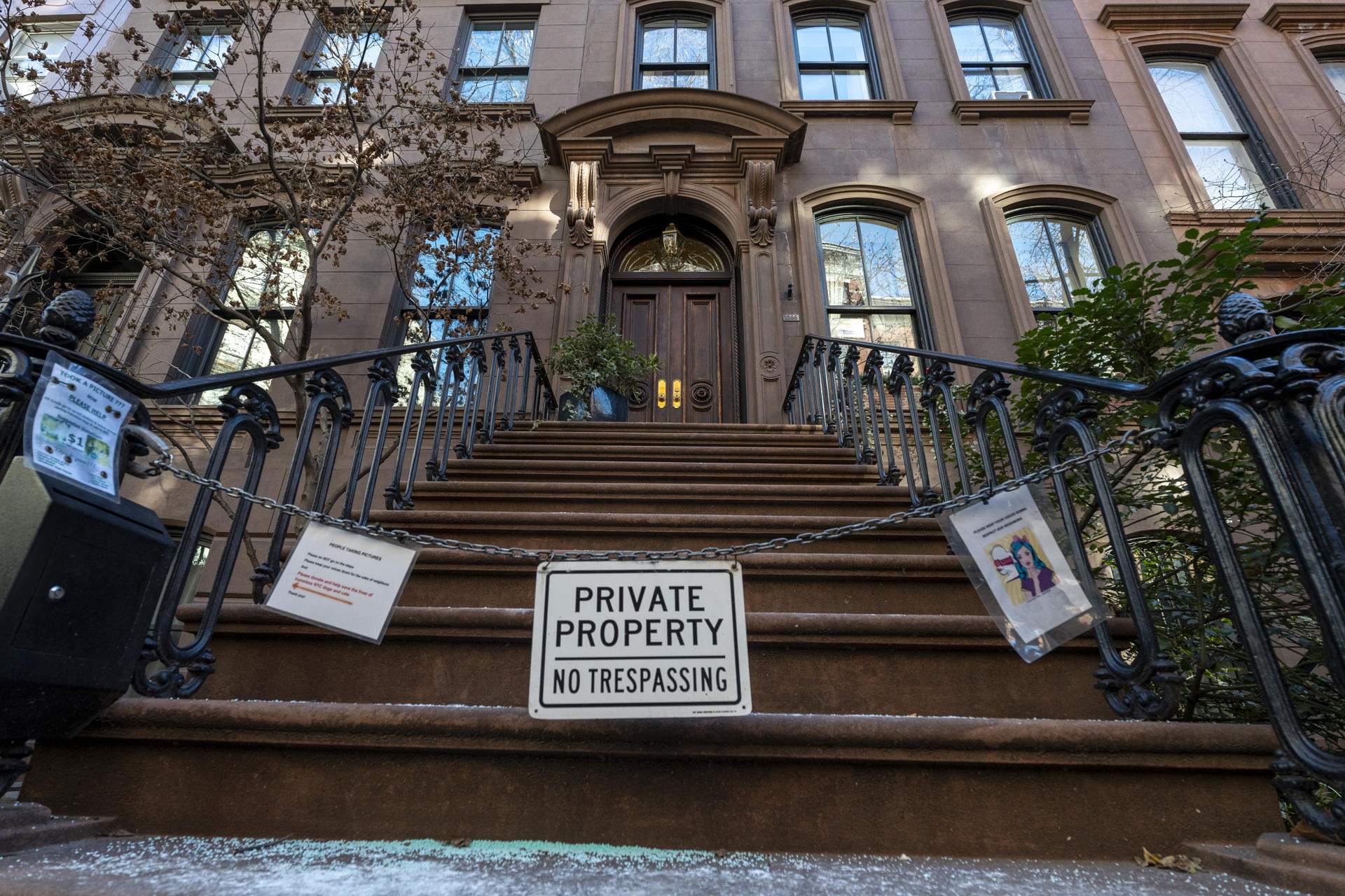 La propietaria del famoso edificio de 'Sexo en Nueva York' se harta y toma medidas para evitar a los turistas