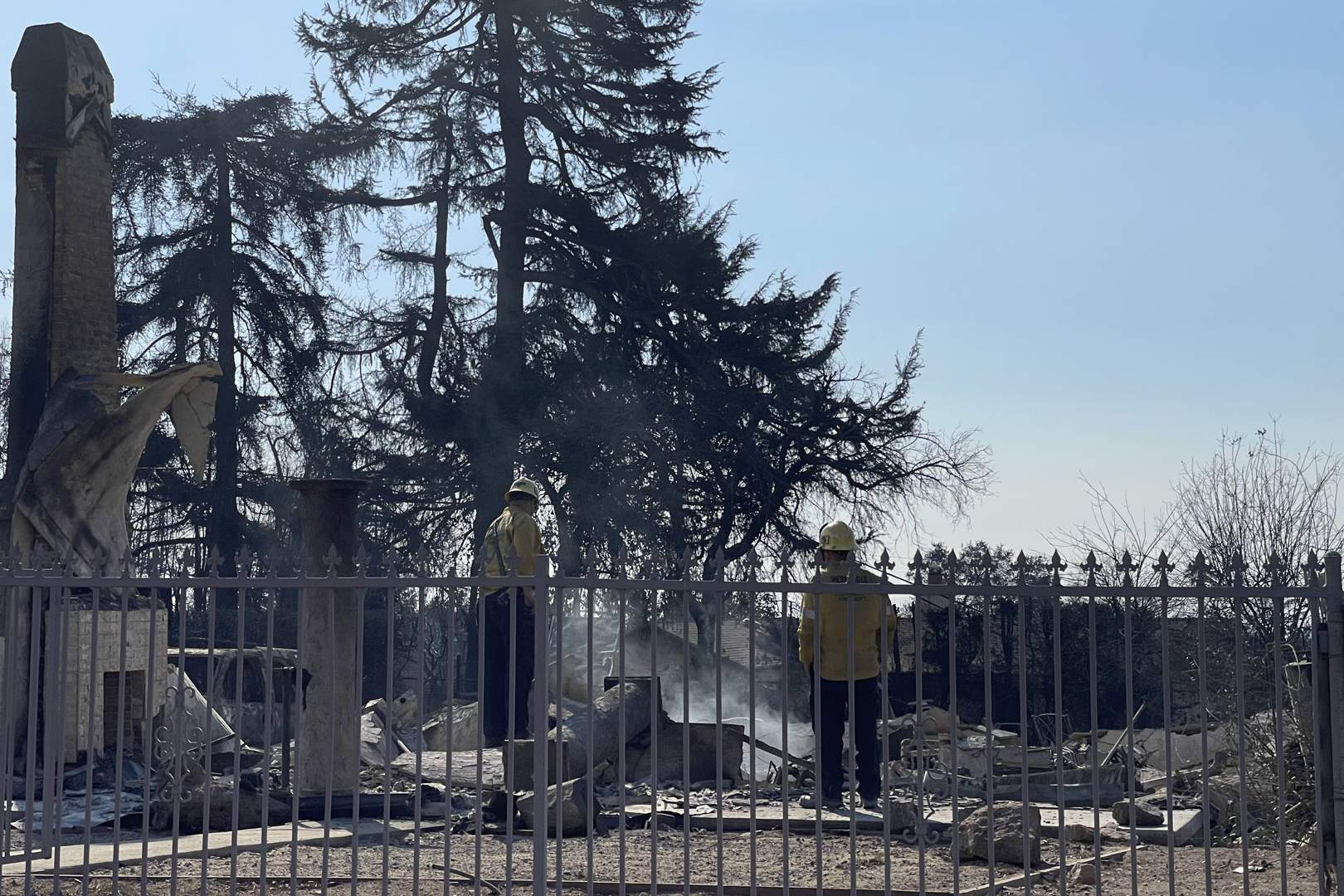 La columna d'una ximeneia, l'únic que s'ha salvat en aquesta casa d'Altadena (EFE) La columna d'una ximeneia, l'únic que s'ha salvat en aquesta casa d'Altadena (EFE)