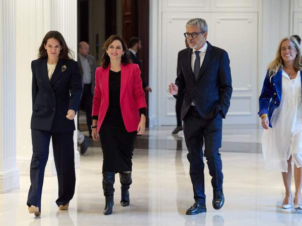Isabel Díaz Ayuso entre Aida Casamitjana y Jaume Malet en un acto de AmChamSpain el octubre pasado / Europa Press Isabel Díaz Ayuso entre Aida Casamitjana y Jaume Malet en un acto de AmChamSpain el octubre pasado / Europa Press