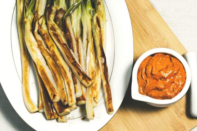 La salsa para los calçots tiene una textura mucho más fluida / Foto: Unsplash La salsa para los calçots tiene una textura mucho más fluida / Foto: Unsplash