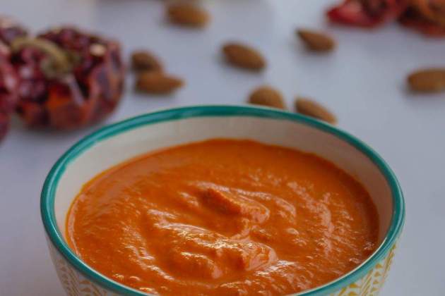 El romesco tiene frutos secos y pan tostado / Foto: Unsplash El romesco tiene frutos secos y pan tostado / Foto: Unsplash