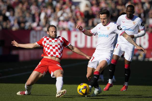 Blind lluita una pilota durant el Girona - Sevilla / Foto: EFE Blind lluita una pilota durant el Girona - Sevilla / Foto: EFE